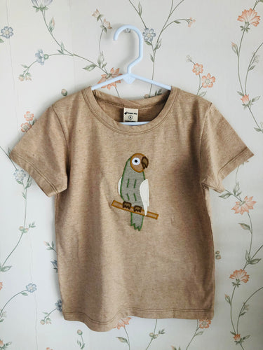 Organic Peruvian Native Cotton Tee with Parrot Embroidery Stitch Applique for Kids Hypoallergenic Brown Gender Neutral handmade for Pan American Apparel eco-friendly slow fashion Pakucho cotton short sleeves